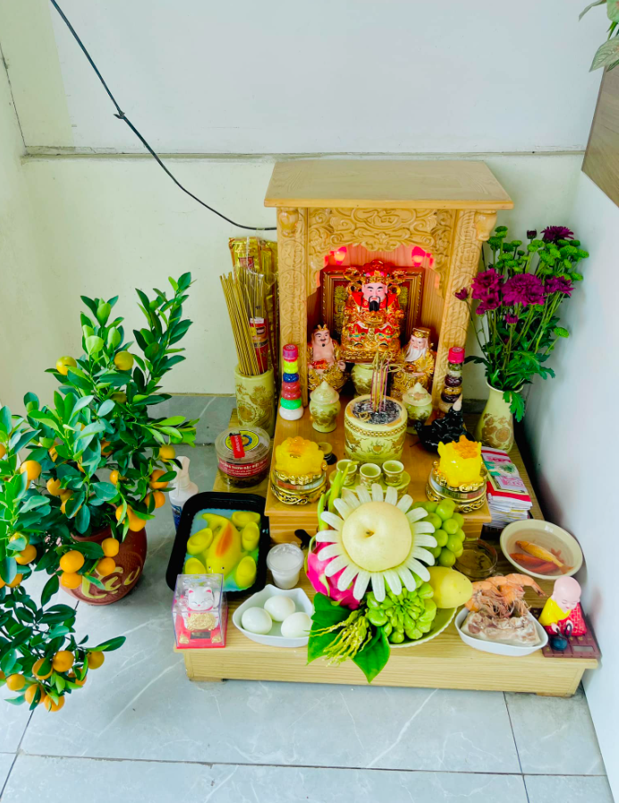Bộ bàn thờ Thần Tài mái bằng cột giữa kết hợp đồ thờ sứ vàng